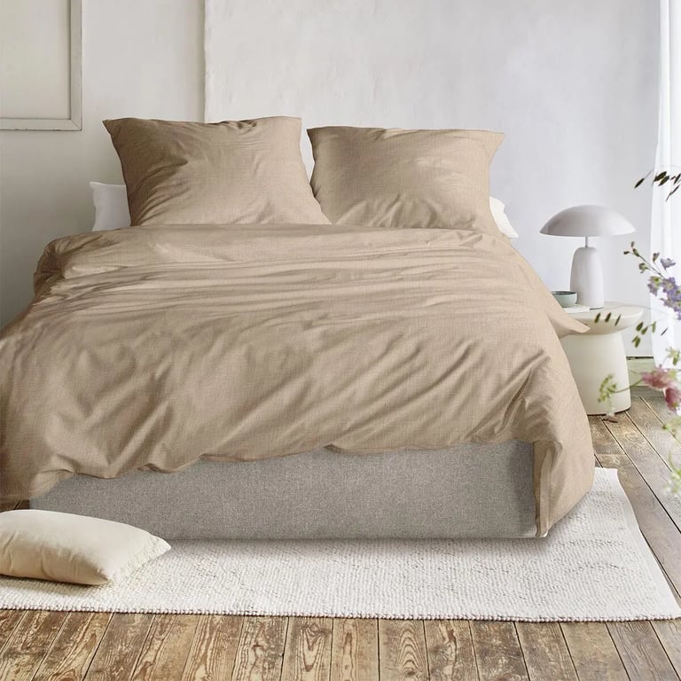 Bett mit unifarbener Bettwäsche in der Farbe karamel